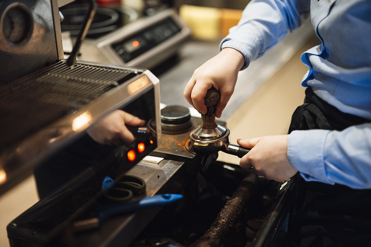 Barra de un café con máquina de espresso