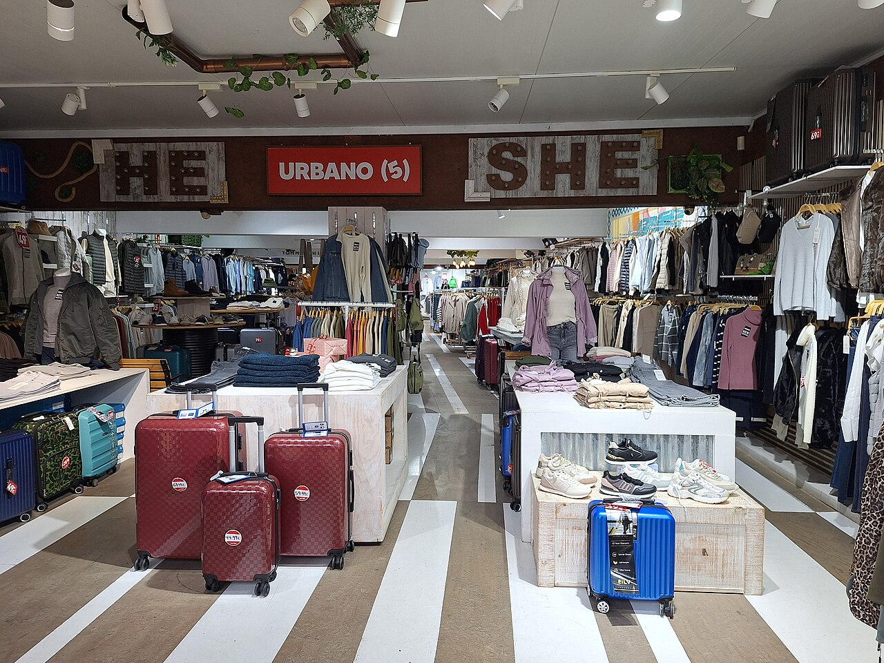 Percheros con ropa en una tienda