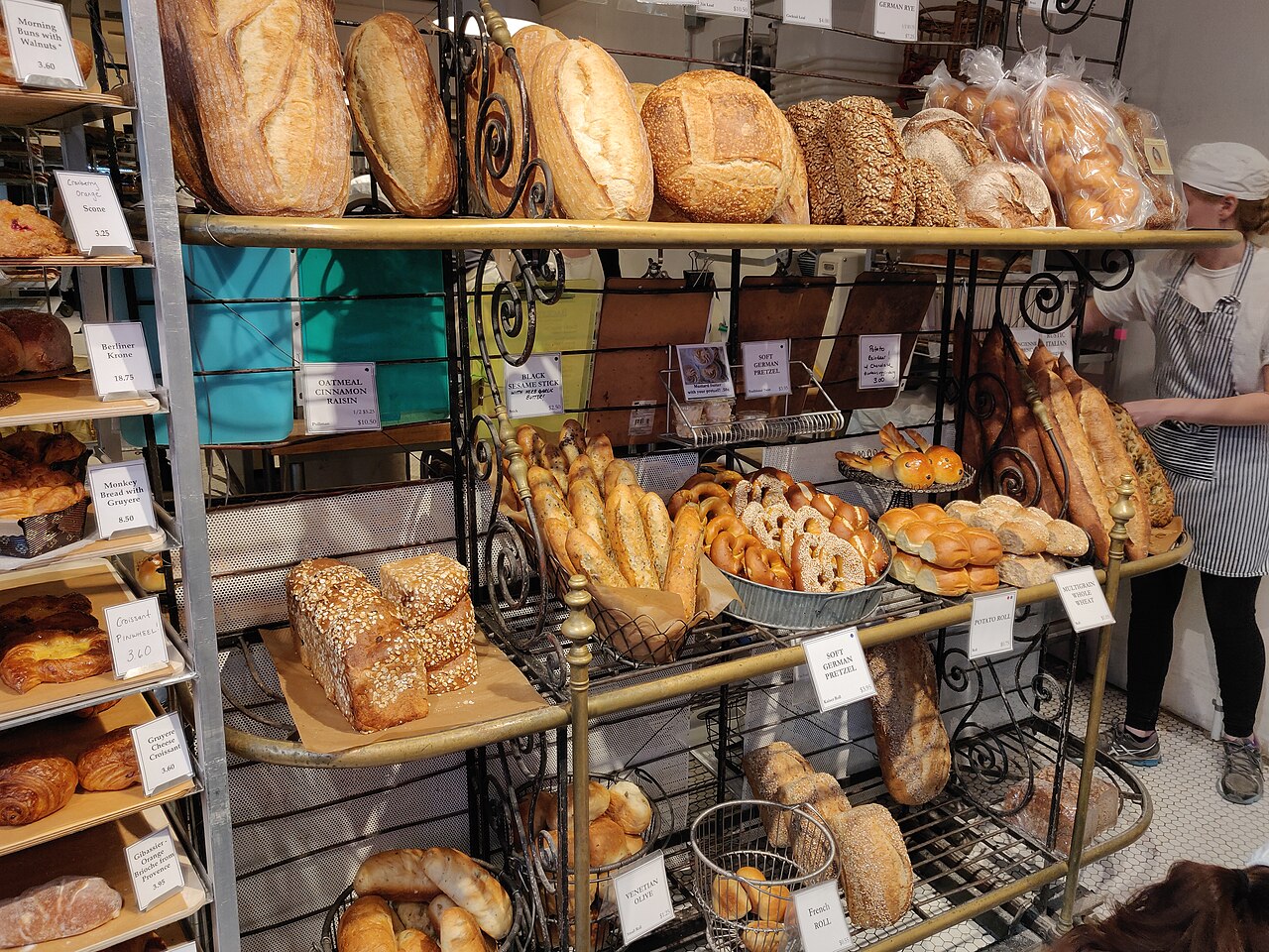 Mostrador de panadería con panes recién horneados