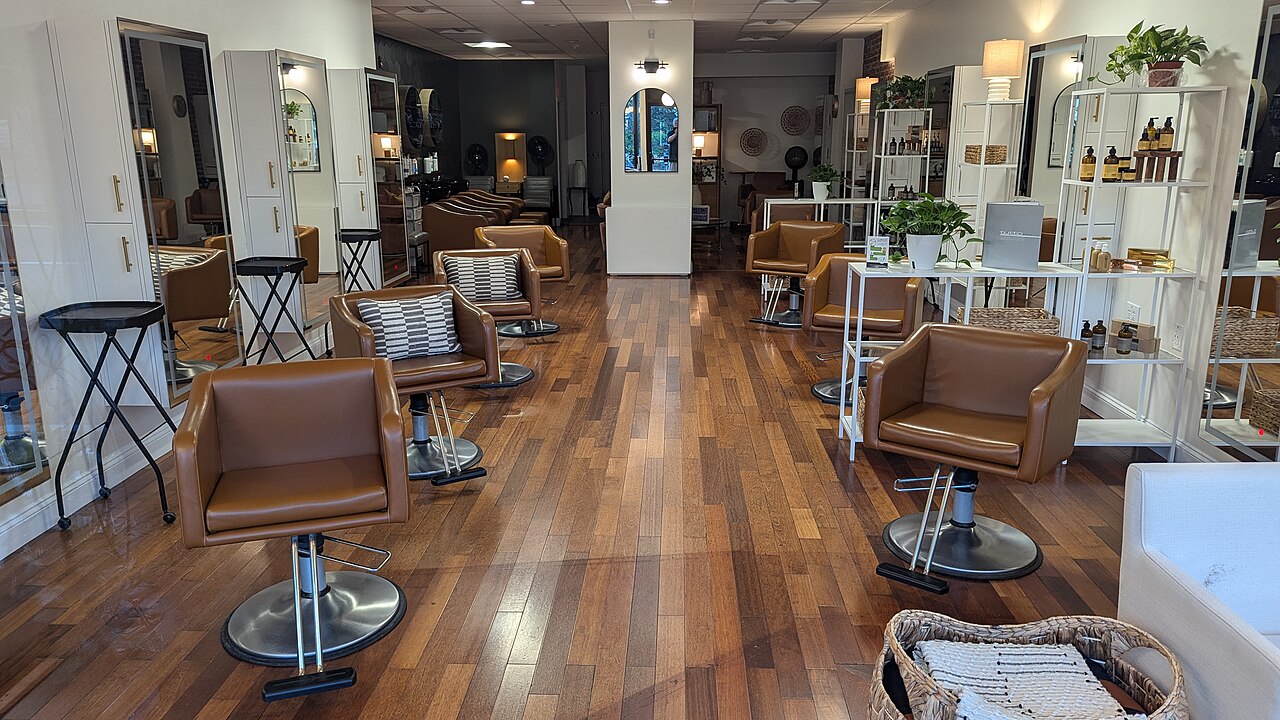 Interior de una peluquería con sillones y espejos